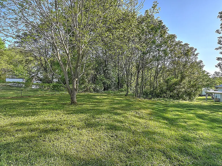 304 N Hardin St — Photo 23