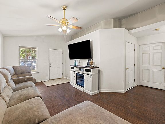 3rd image of 728 Lauren Dr