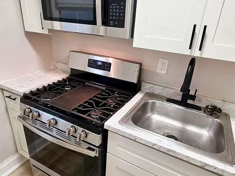 Bellevue Park Apartments — Photo 8