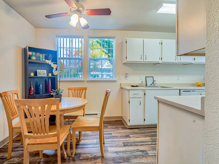 Oak Glen Apartments — Photo 16