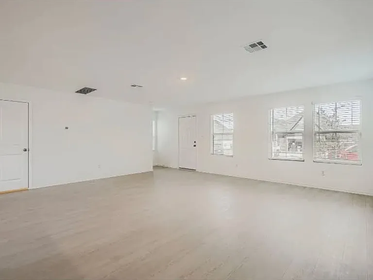 321 Keefer — Photo 3