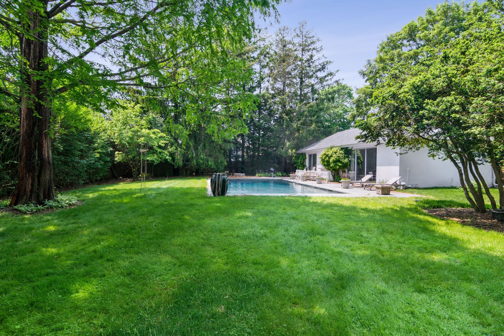  poolhouse and pool