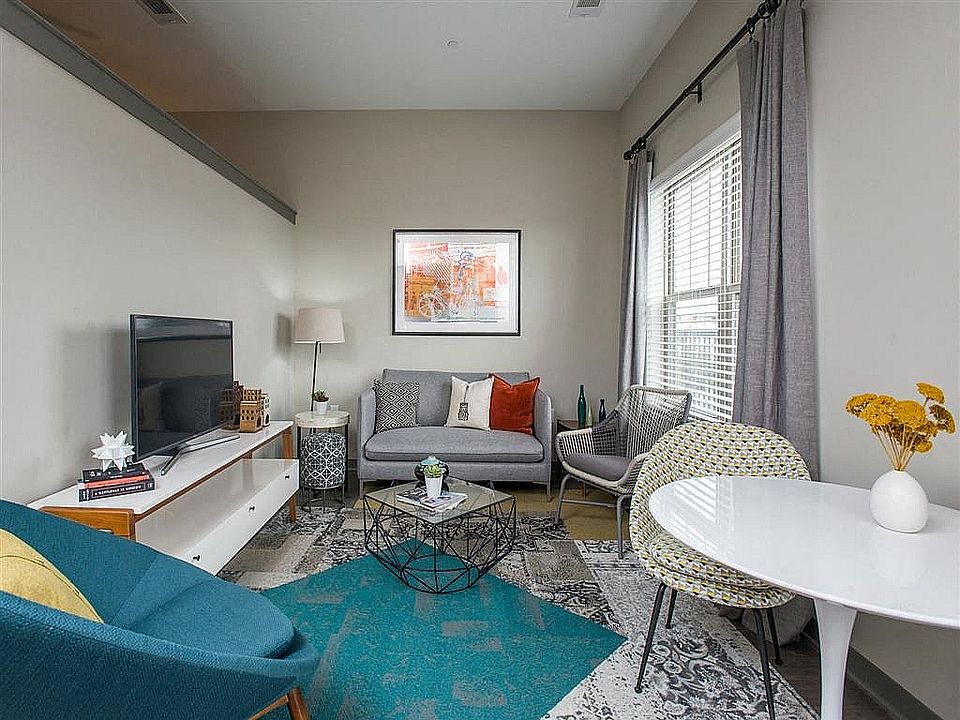 Experience the allure of this chic city living room, perfect for both relaxation and entertainment.