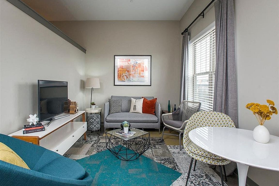 Experience the allure of this chic city living room, perfect for both relaxation and entertainment.