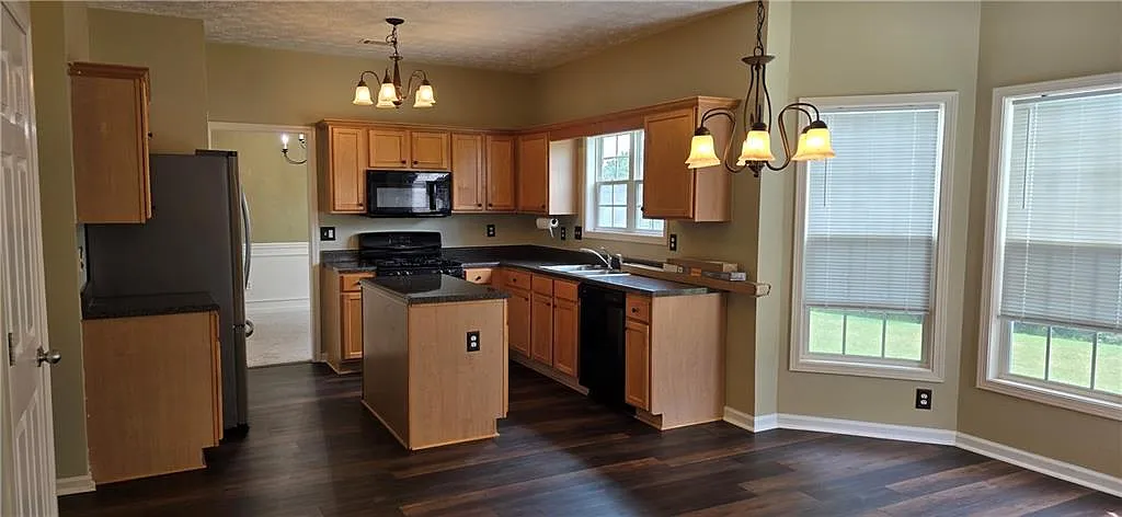 4 bed, 2.5 bath, 2310 sqft, $2,600 — Photo 3