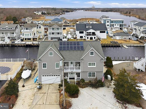 2nd image of 33 Sands Point Rd