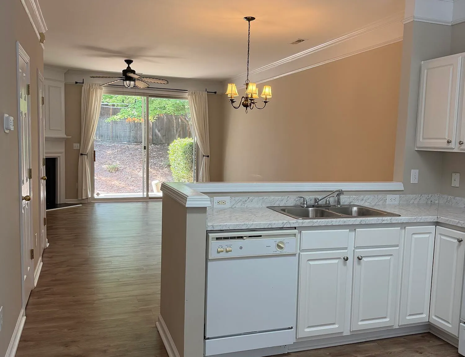 2 bed, 2.5 bath, 1194 sqft, $1,600 — Photo 4