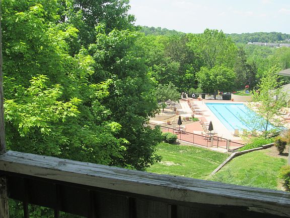 Look to the right and you can see the pool!