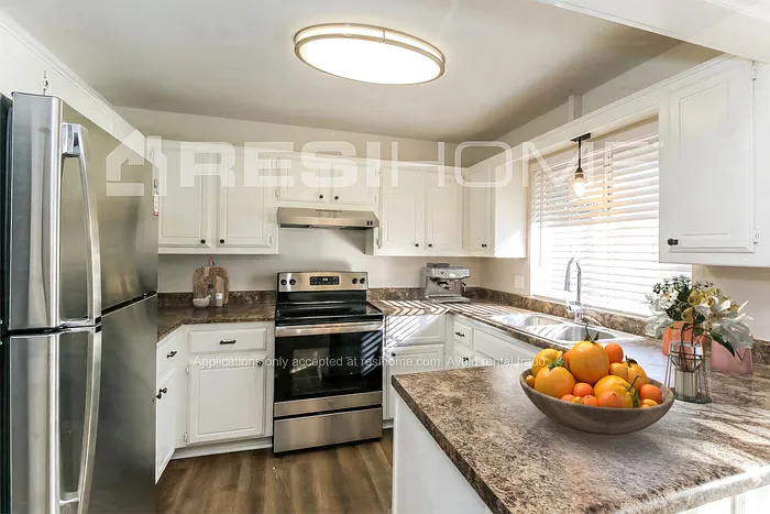 1906 Oakmeadows Dr — Photo 2