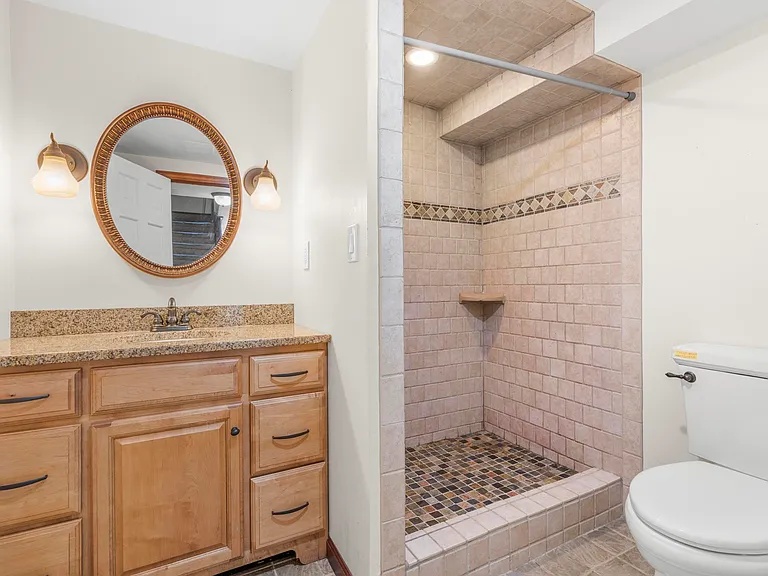 215 Manor Rd — Photo 4