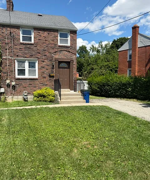 1126 Shadycrest Dr — Photo 2