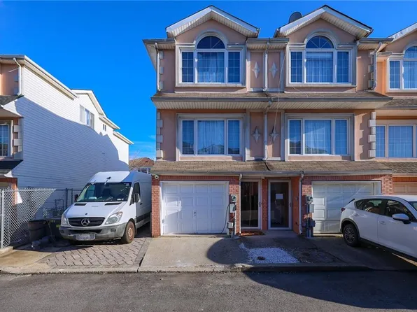 135 Alex Cir, Staten Island, NY 10305