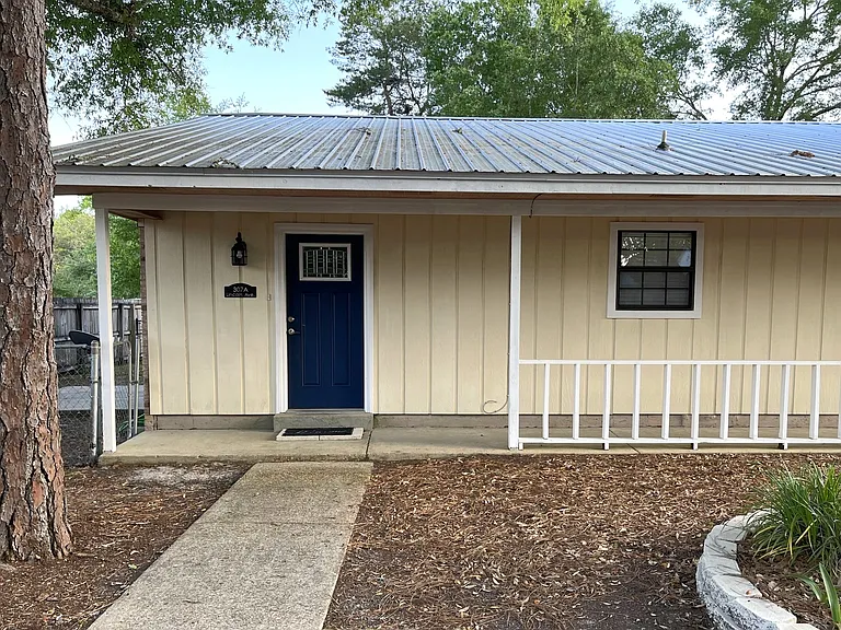 The view of the front of the cottage.