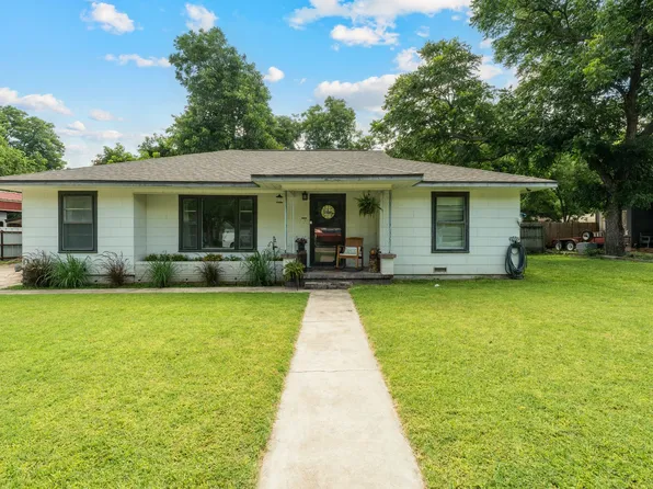 725 S Austin St, De Leon, TX 76444