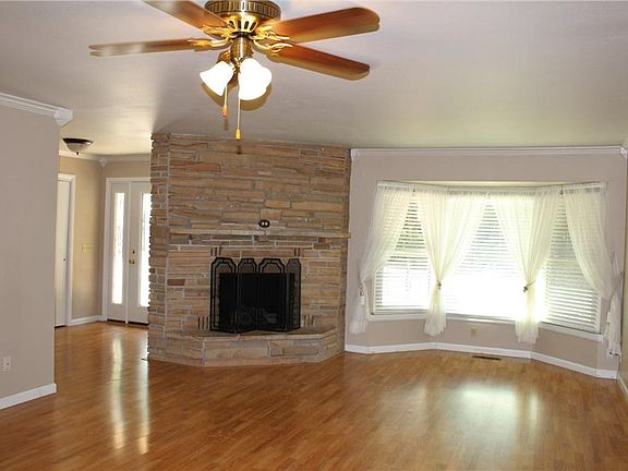 3rd image of 13 Lawson Ln