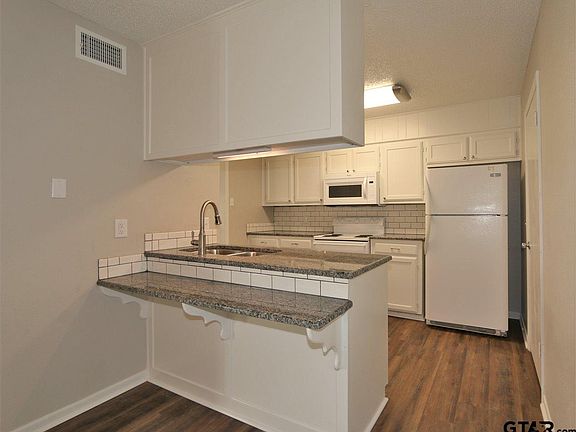 5th image of 110 E Miller St