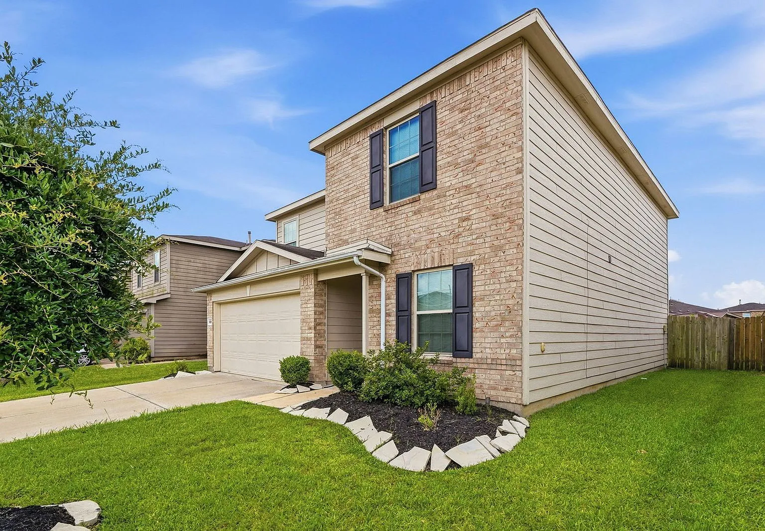 3 bed, 2.5 bath, 2216 sqft, $2,300 — Photo 2