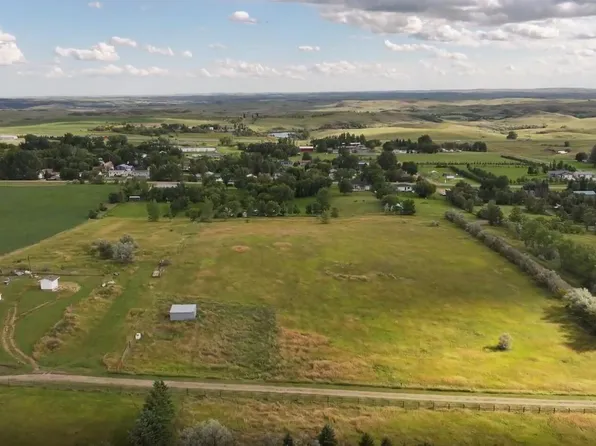 S 3744 Roughrider Ln, Mandan, ND 58554