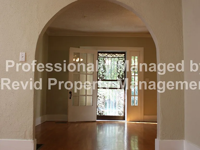 Large 3 bedroom upstairs duplex! — Photo 5