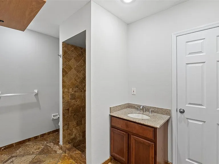 723 Pent St — Photo 11