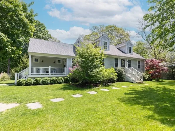 28 Crowes Ln, Hingham, MA 02043