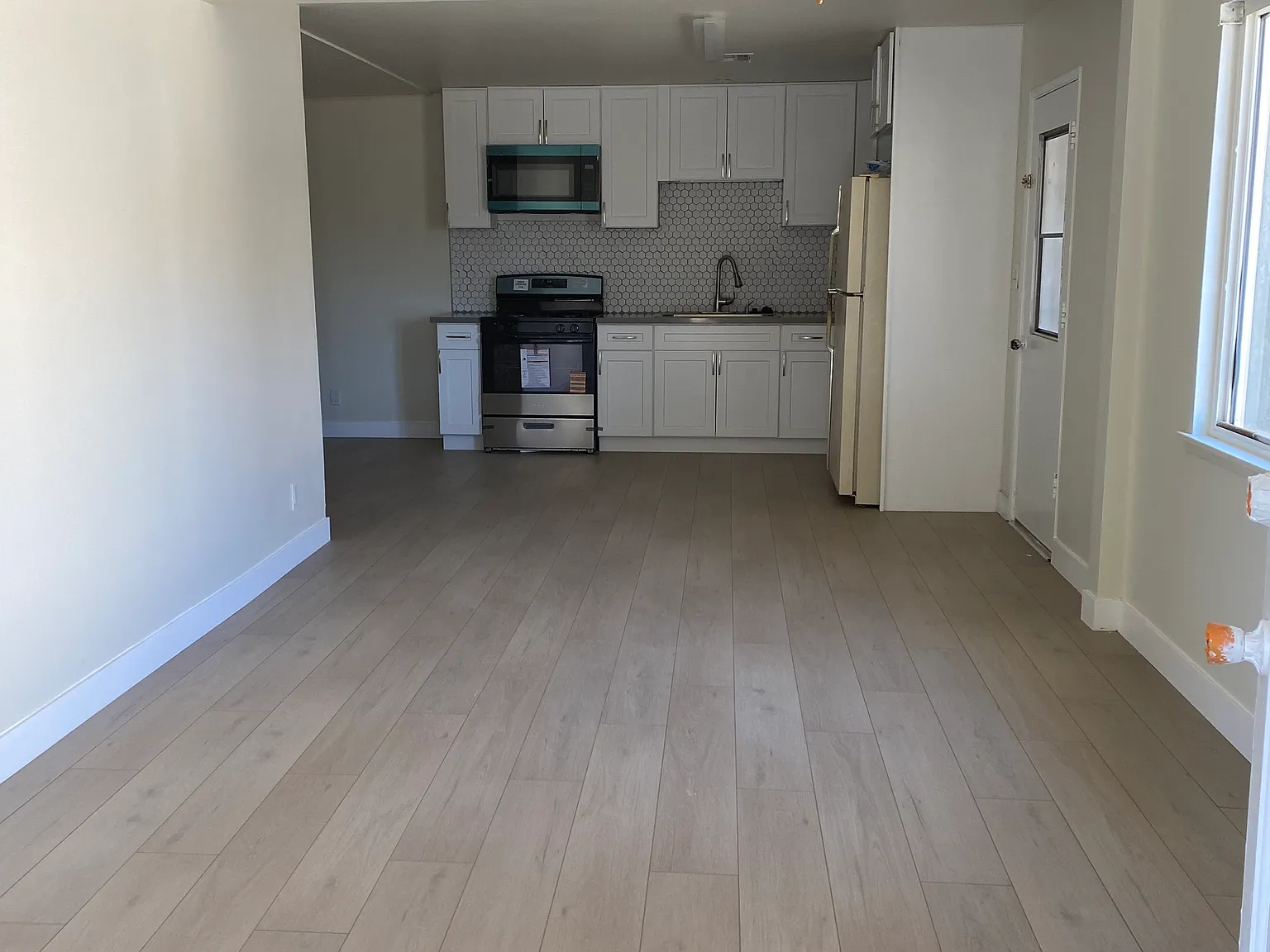3 bed, 1100 sqft, $2,500 — Photo 3