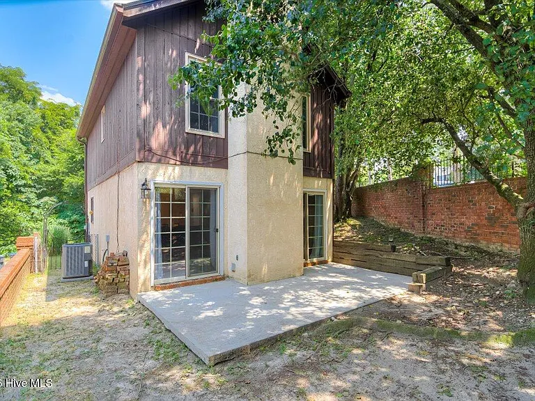 705 Beacon Hill Ln — Photo 18