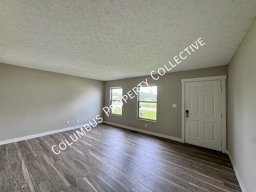 Freshly Updated 3-Bedroom Duplex with Garage, Basement & Private Deck — Photo 2