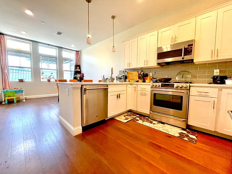 170 W Broadway #405 — Photo 3