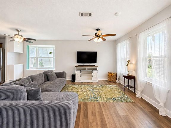 4th image of 2745 Ridgefield Rd