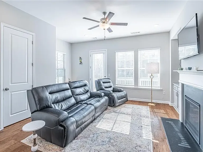 2563 Morehead St — Photo 6