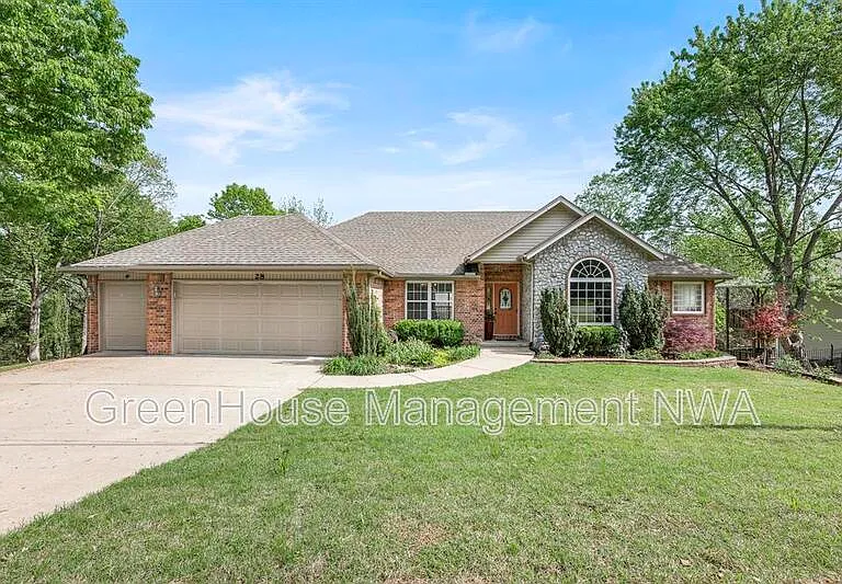 28 Latshaw Dr — Photo 1