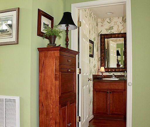 ENTRANCE HALL & 1/2 BATH