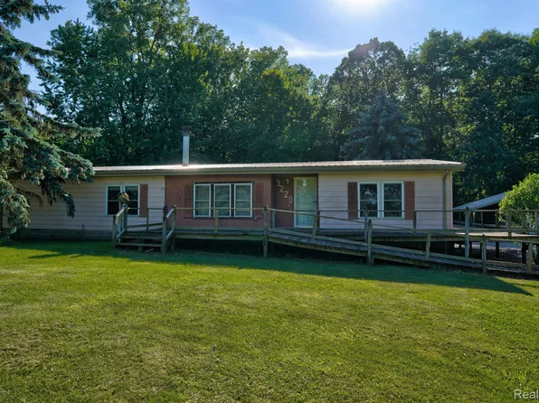 9220 S Michelle Dr, Durand, MI 48429