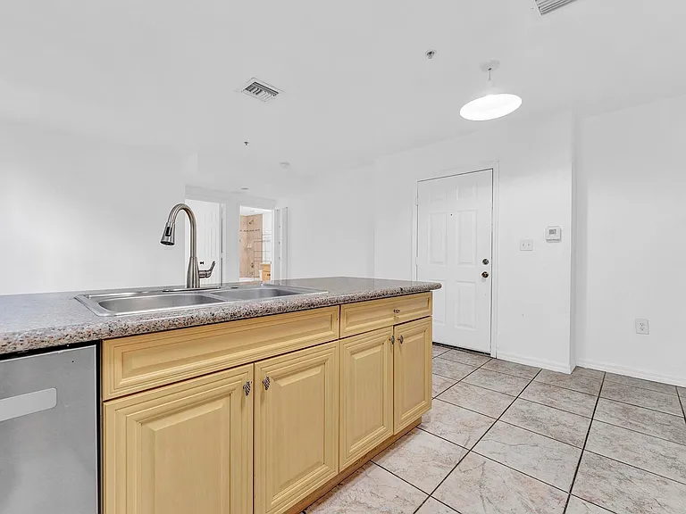 520 SW 5th St — Photo 11