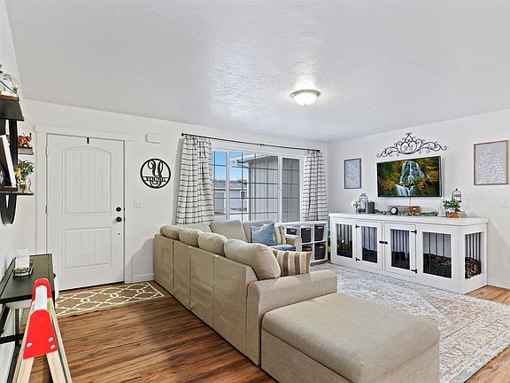 5th image of 821 E Freedom Ln