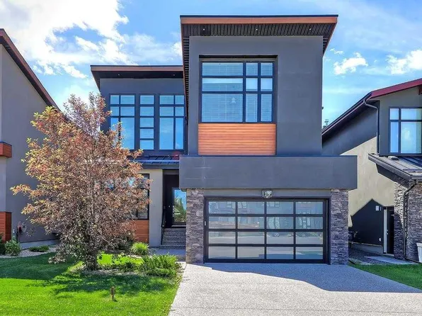 13 W Point Close SW, Calgary, AB T3H 0X4