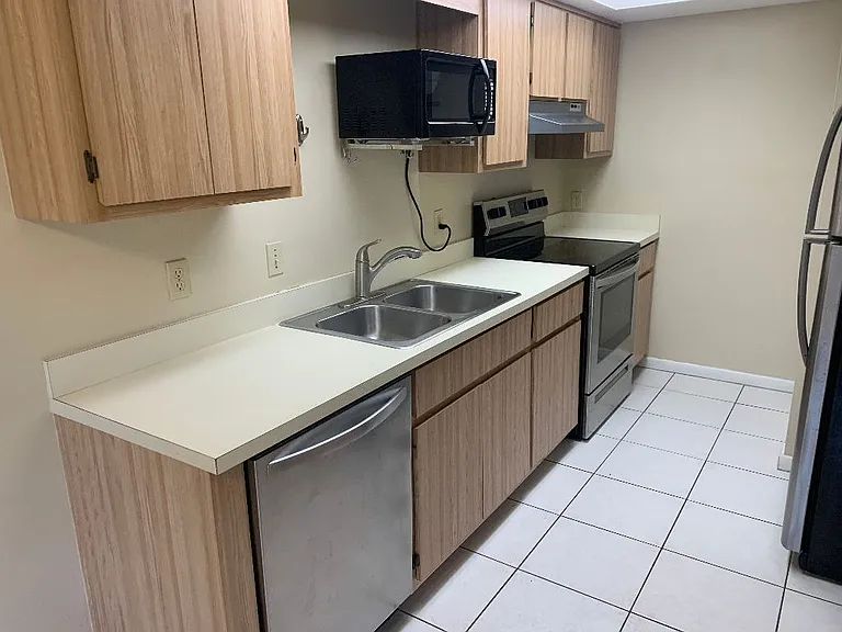 610 SW 47th Ter #6 — Photo 7