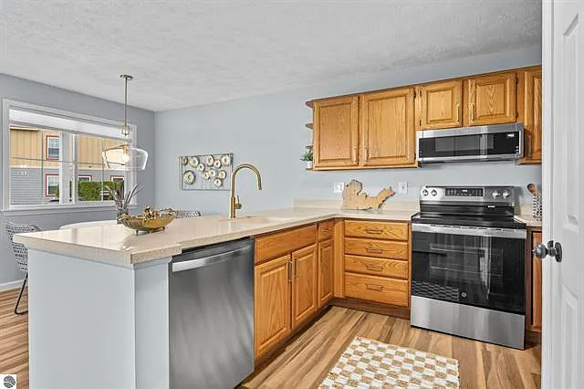 2 bed, 925 sqft, $2,100 — Photo 3
