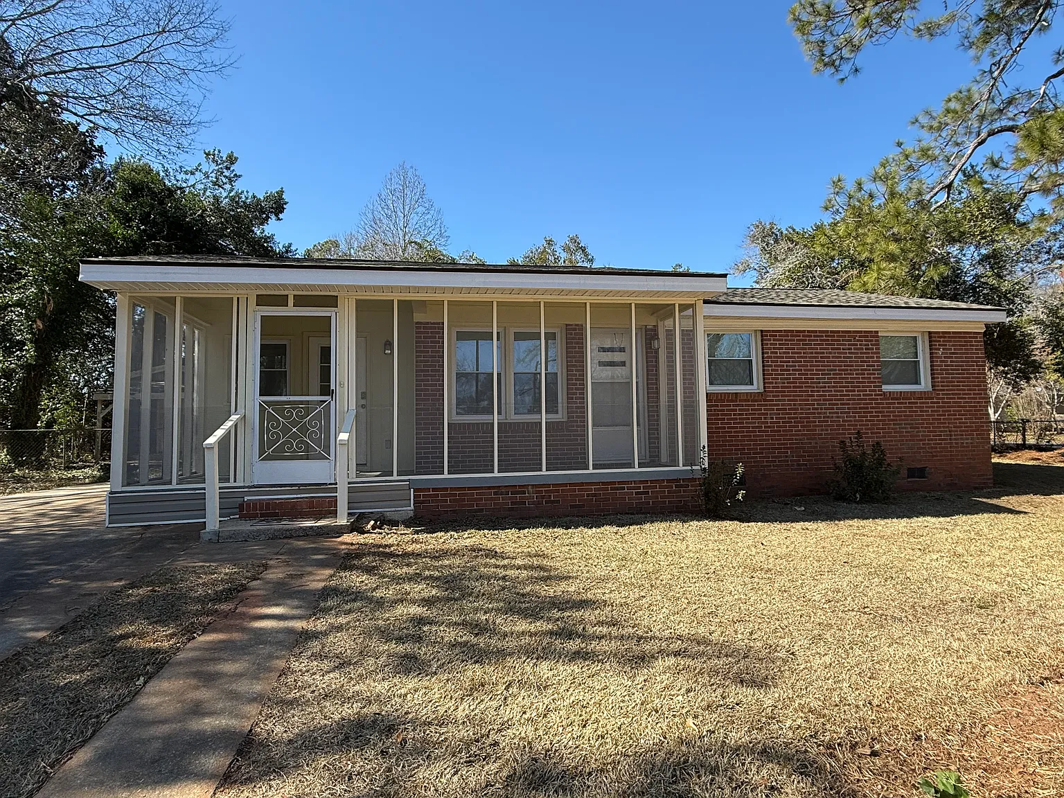 3 bed, 1042 sqft, $1,300 — Photo 1