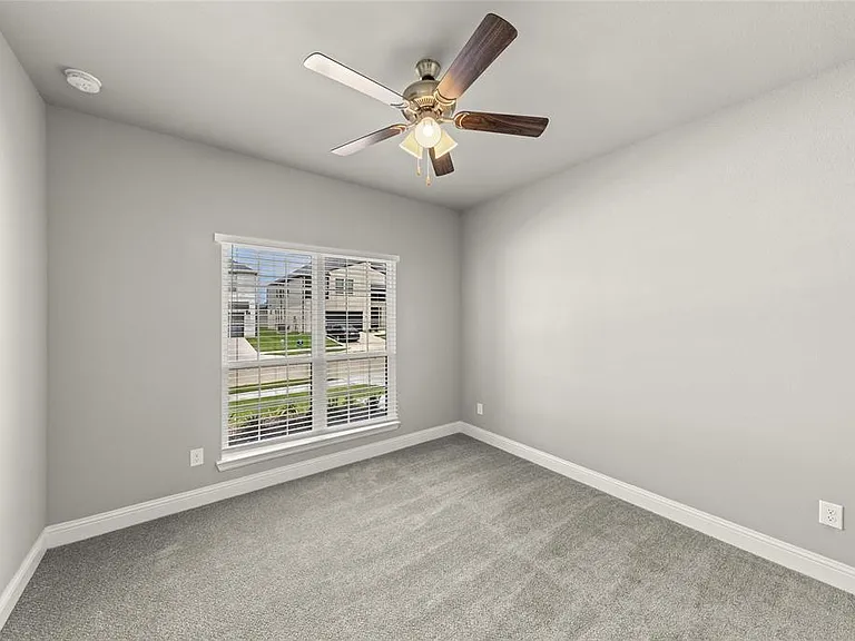 304 Community Dr — Photo 20
