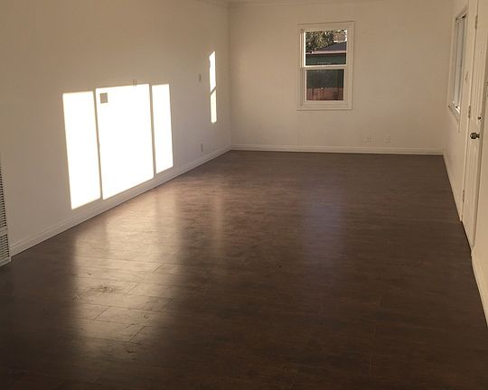 5th image of 1900 N Corlett Ave