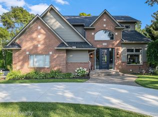 735 Lakes Edge Dr, Oxford, MI 48371