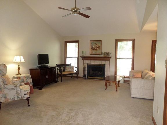 3rd image of 1320 Oak Knoll Ct