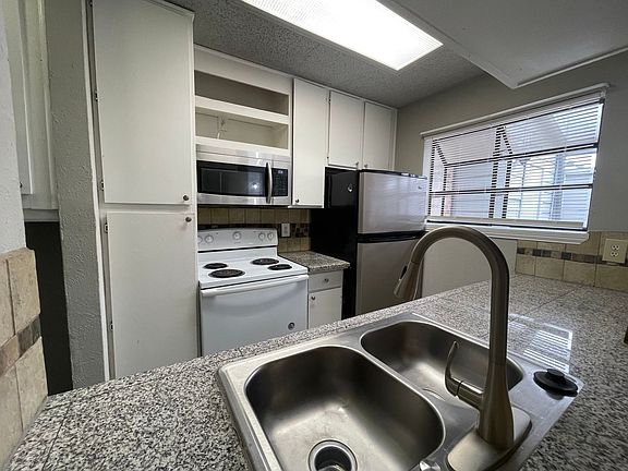 5th image of 602 Bellaire Dr APT A