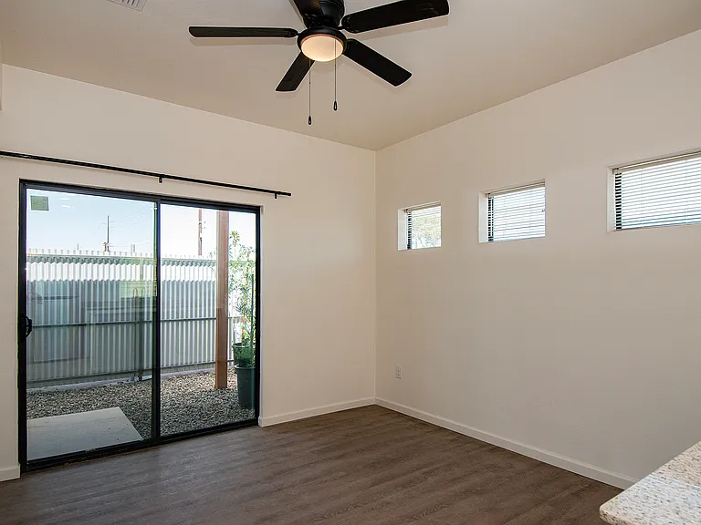 263 W Glenn St — Photo 4