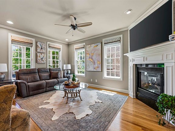 4th image of 351 West Promenade