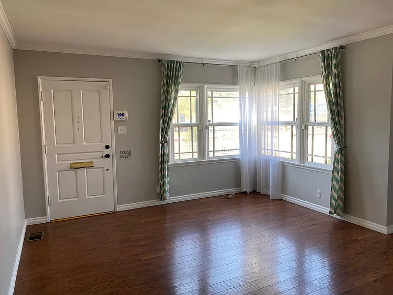 1610 Winona Ave — Photo 5