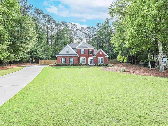 3rd image of 150 Woodmere Ln