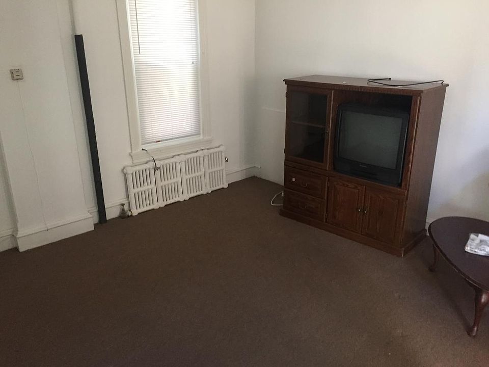2nd image of 256 Chestnut St Unit 1